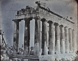 Gevel en noordelijke zuilengalerij van het Parthenon op de Akropolis, Athene