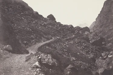 Saint-Sauveur. Sentier du chaos conduisant à Gavarnie (Saint-Sauveur. De weg naar chaos die naar Gavarnie leidt),1853 (foto)