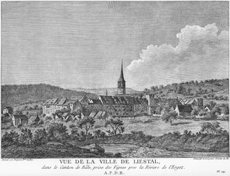 Uitzicht op de stad Liesthal in het kanton Basel, genomen vanuit een wijngaard aan de rivier Ergolz