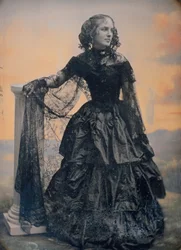 Vrouw in zwarte tafzijden jurk en kanten sjaal, ca. 1850