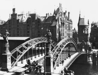 Brug in de Speicherstadt (pakhuisstad) Hamburg, c.1910