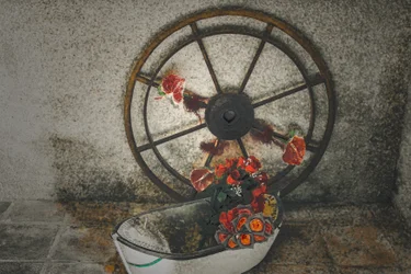 Bloemen voor de zeelieden, uit de serie, Chapelle du Canal, 2016 (foto)