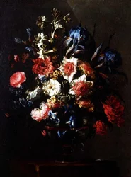 Iris, pioenen, winde en andere bloemen in een urn op een voetstuk