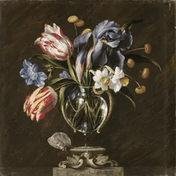 Tulpen, narcissen, irissen en andere bloemen in een glazen vaas op een gebeeldhouwde standaard, met een vlinder