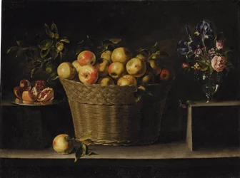 Appels in een rieten mand, een geopende granaatappel op een zilveren bord en rozen, irissen en andere bloemen in een glazen vaas, op een stenen richel