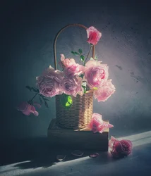 Mand met roze rozen