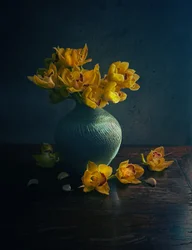 Stilleven met gouden orchidee