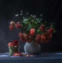 Stilleven met stemmige rozen