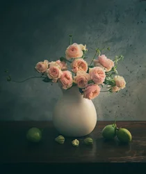 Stilleven met roze rozen