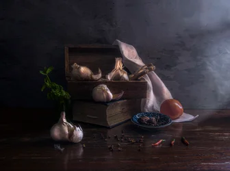 Rustiek stilleven met knoflook