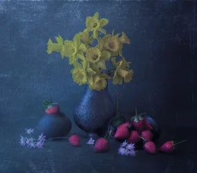 Gele narcissen en aardbeien