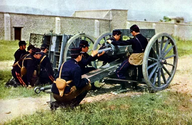 Franse soldaten met een mortier in actie tijdens de Slag bij de Marne ten oosten van Parijs, september 1914