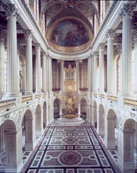 Interieur van de kapel, begonnen in 1699 en voltooid door Robert de Cotte in 1710