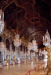 Zicht op de Spiegelzaal in Versailles gerestaureerd, gebouwd in 1678 door Jules-Hardouin Mansart