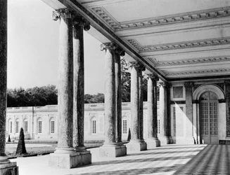 Uitzicht op het peristyle en de linkervleugel van het Grand Trianon