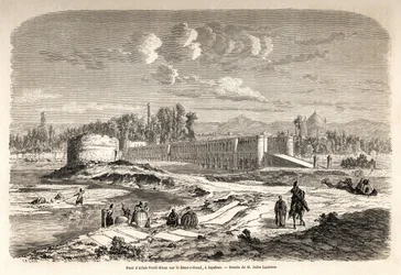 De brug Allah Verdi Kahn, gebouwd rond 1608, in Isfahan (Iran), is zowel een oversteekpunt om de rivier Zend e Roud over te steken als een dam om de loop van de rivier te reguleren, met een Talar, of spiegelkiosk, waar de Perzische heerser kon verblijven