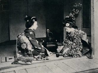 Ceremoniële thee geserveerd door mooie Japanse handen, ca. 1900, 1921