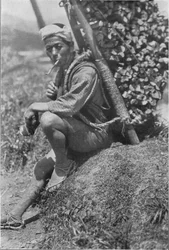 Middelbare leeftijd koelie haastig gezeten op de oever om ons te passeren, c1900, 1921