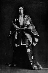 Mevrouw Charles Burnett in een 15e-eeuws Japans hofkostuum. Gedichten van mevrouw Burnett geschreven in Japans