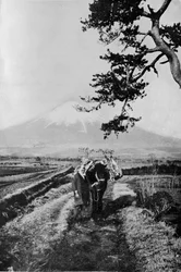 Boeren uit de regio Fuji niet bij naam maar gewoon als O Yama, de Eervolle Berg, ca. 1900