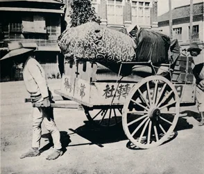 De Japanners zijn geen slaven van bezittingen. De meesten kunnen verhuizen met een handkar, c1900, 1921