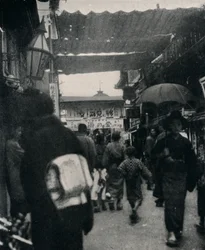 De theaterstraat in Kyoto is een van de meest interessante wegen ter wereld, ca. 1900, 1921