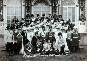 Russische keizerlijke familie buiten het Catharinapaleis, Tsarskoye Selo, Rusland, begin 20e eeuw