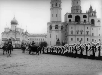 Tsaar Nicolaas II inspecteert de parade van de leerlingen van Moskou in het Kremlin, Rusland, 1912