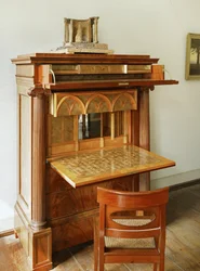 Een houten secretaire ontworpen door Schinkel ...