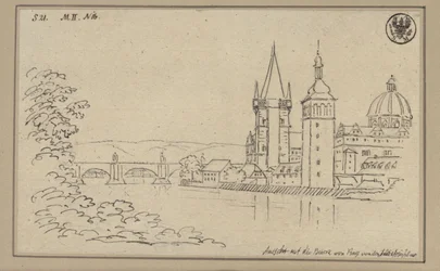 Gezicht op de Karelsbrug in Praag met de Oude Stad-brugtoren en de koepel van de Kruisherenkerk