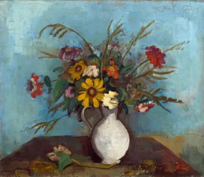 Veldbloemen in een witte kruik