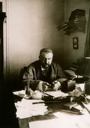 Alexander Koepin, Russische auteur, aan zijn bureau, Gatsjina, Rusland, begin 20e eeuw