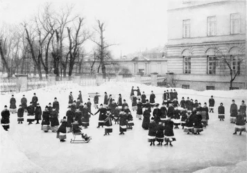Leerlingen van het Smolny Instituut voor Adellijke Meisjes tijdens een winterwandeling, ca. 1913