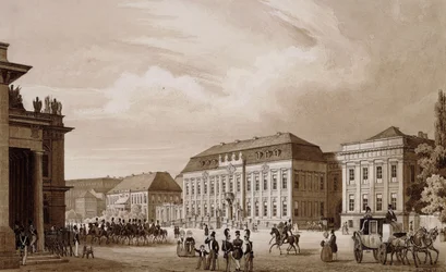 Unter den Linden, Berlijn. Een uitzicht vanaf de Neue Wache richting het Kronprinzenpalais met het Prinzessinenpalais rechts en de Kommandatur links