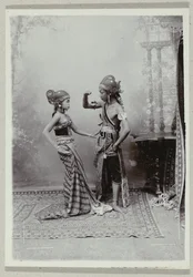 Studio portret van twee Javaanse dansers in traditionele kleding en make up