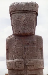 Staande monoliet van Ponce bij Kalasasay, het tempelgebied van de precolumbiaanse site, gebouwd 8e-10e eeuw na Christus (foto) (zie ook 138751)