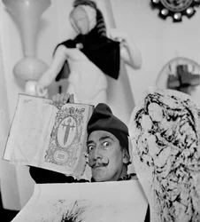 Salvador Dali in zijn huis in Port Lligat, november 1957