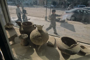 Afghanistan; Herat; antiquiteiten te koop; etalage; straatbeeld, 2004
