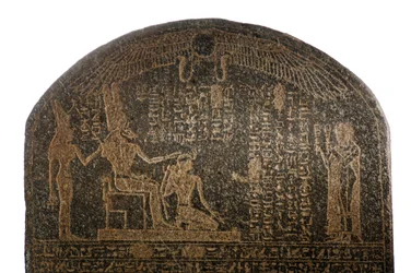 Kroningsstele van Aspelta, god Amon met ramskop en Moet, Napataanse periode, regering van..., 2007