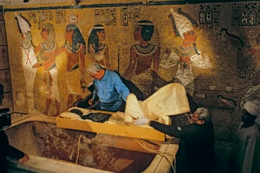 Dr. Zahi Hawass en het Egyptische onderzoeksteam verwijderen de mummie van Koning Toet uit zijn graf