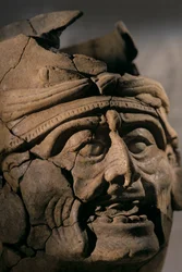 Wierookbrander in de vorm van het gezicht van een god, keramiek, Artefact uit Aguateca, Maya-hoofdstad, 2006