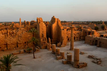 Kiosk van Taharka, eerste binnenplaats, tempel van Karnak, zwarte farao