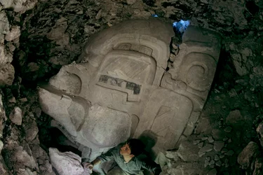 Groot vroeg pre-klassiek stucmasker, Cival, Holmul, Guatemala, Maya, Francisco Estradabelli, 2008