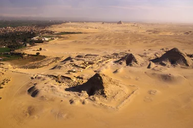 Oude Koninkrijk; luchtfoto van Abusir piramides met Saqqara piramides in de verte; Egypte