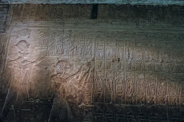 Oudste bekende Koningslijst, Seti I tempel in Abydos, Seti I verschijnt staand achter Ram..., 2005 (foto)
