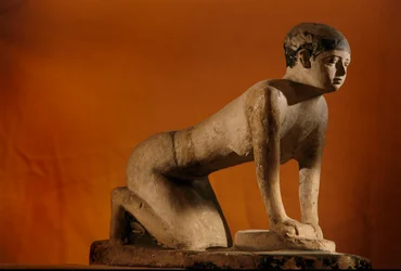 Limestone beeld van een dienaar die graan maalt, Oude koninkrijk