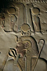 Reliëf van Seti I Tempel in Abydos, Egypte, Abydos; houtsnede; figuur; Seti; god; kroon..., 2005 (foto)
