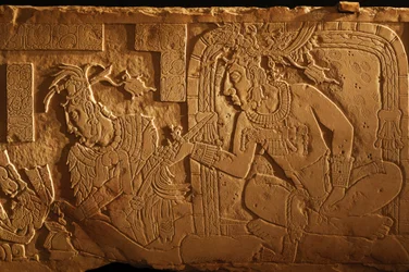 Tempel 21 troonbank, houtsnede van koning Akhal Mo Nab, Palenque, Mexico, 2005 (foto)