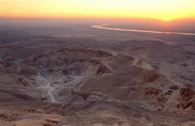 Uitzicht vanaf de top van de Qurna bij zonsopgang; Egypte; Vallei der Koningen