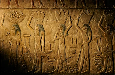 Vrouwen die brood, een vogel, een geit en producten dragen, graf van Tiye, Egypte; Oude Koninkrijk; Saqqara.